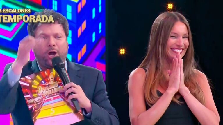 Pampita debutó como conductora de Los 8 Escalones y Guido Kaczka la sorprendió al aire