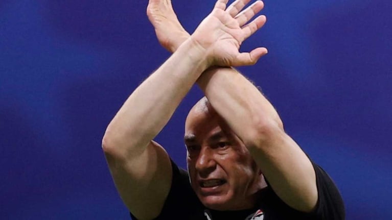El gesto viral del DT de Egipto al árbitro que abrió una fuerte polémica en el Mundial