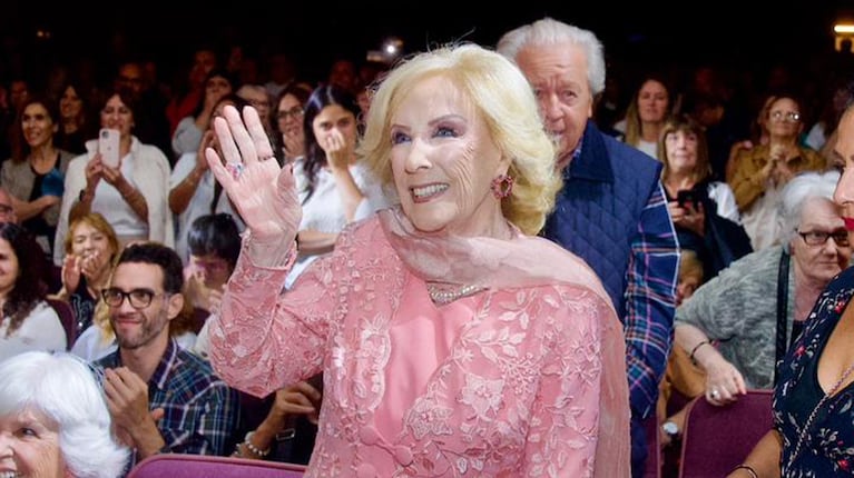 Mirtha Legrand fue al teatro y ovacionó la comedia protagonizada por Verónica Llinás