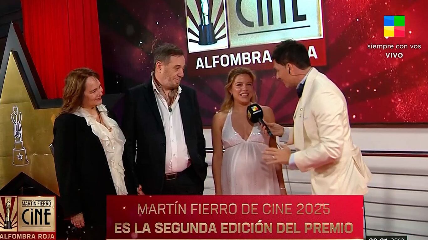 Video: Justina Bustos lució su embarazo en los Martín Fierro y reveló el nombre de su hija