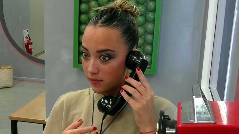 Gran Hermano 2023: sonó el teléfono rojo, atendió Florencia y ganó una “espontánea de bolsillo”