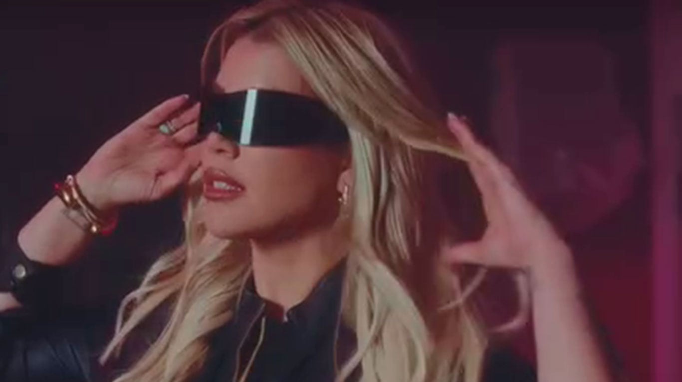 Polémica por Wanda Nara: usó una taser en el avance de su nueva serie “Tóxica”