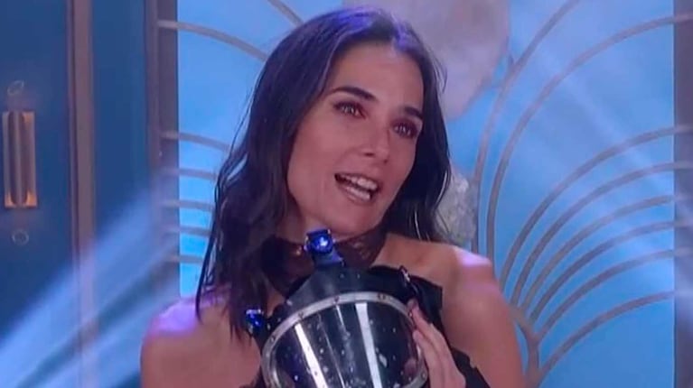 Con máscara y look marrón, Juana Viale abrió su programa con un tributo a El Eternauta