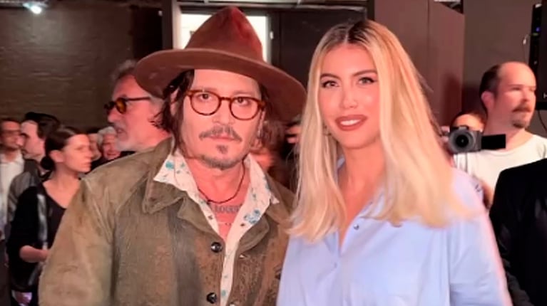 El apasionado beso de Johnny Depp con Wanda Nara
