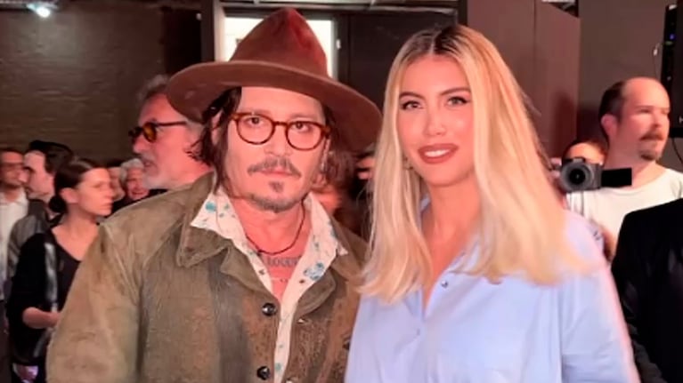 El apasionado beso de Johnny Depp con Wanda Nara