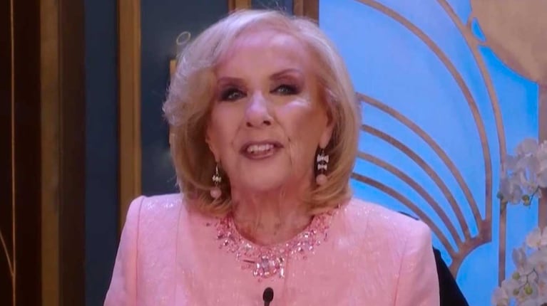 Mirtha Legrand volvió a brillar: look rosa, joyas y su sello inconfundible 
