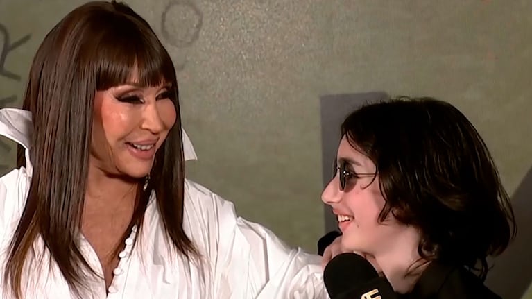 Martín Fierro 2026: Moria Casán impactó en la alfombra roja con un tremendo vestido y su nieto Dante