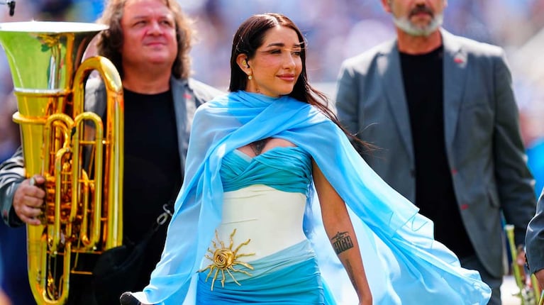 María Becerra cantó el Himno en la final del Mundial: la historia detrás del vestido que lució