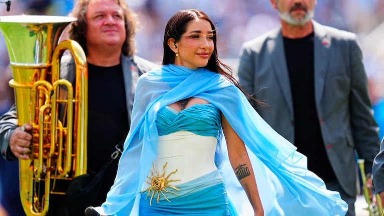 María Becerra cantó el Himno en la final del Mundial: la historia detrás del vestido que lució