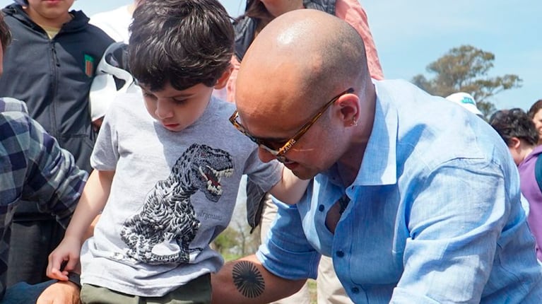 Conmovedor: Abel Pintos y su hijo Agustín plantaron árboles para celebrar la primavera