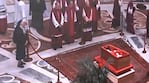 Quién es la monja que rompió los protocolos para despedir al papa Francisco: video