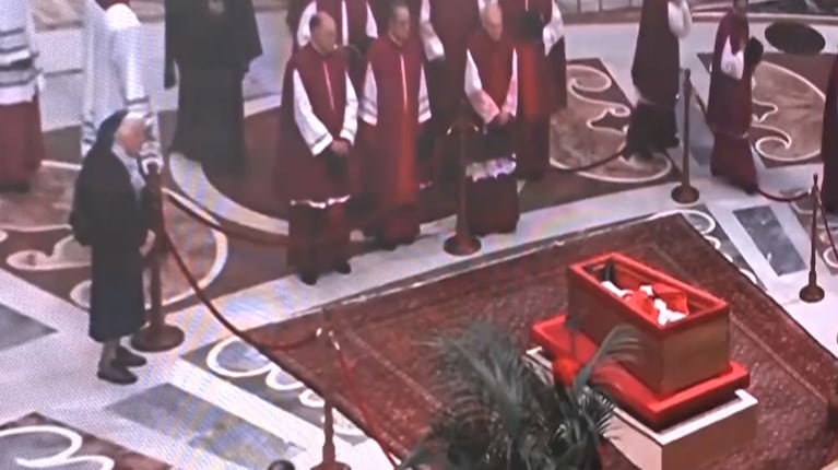 Quién es la monja que rompió los protocolos para despedir al papa Francisco