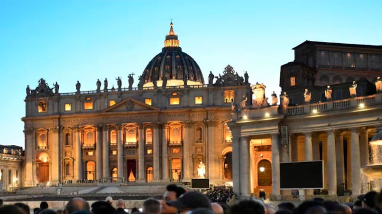 Los 4 futbolistas argentinos que despidieron al Papa Francisco en el Vaticano