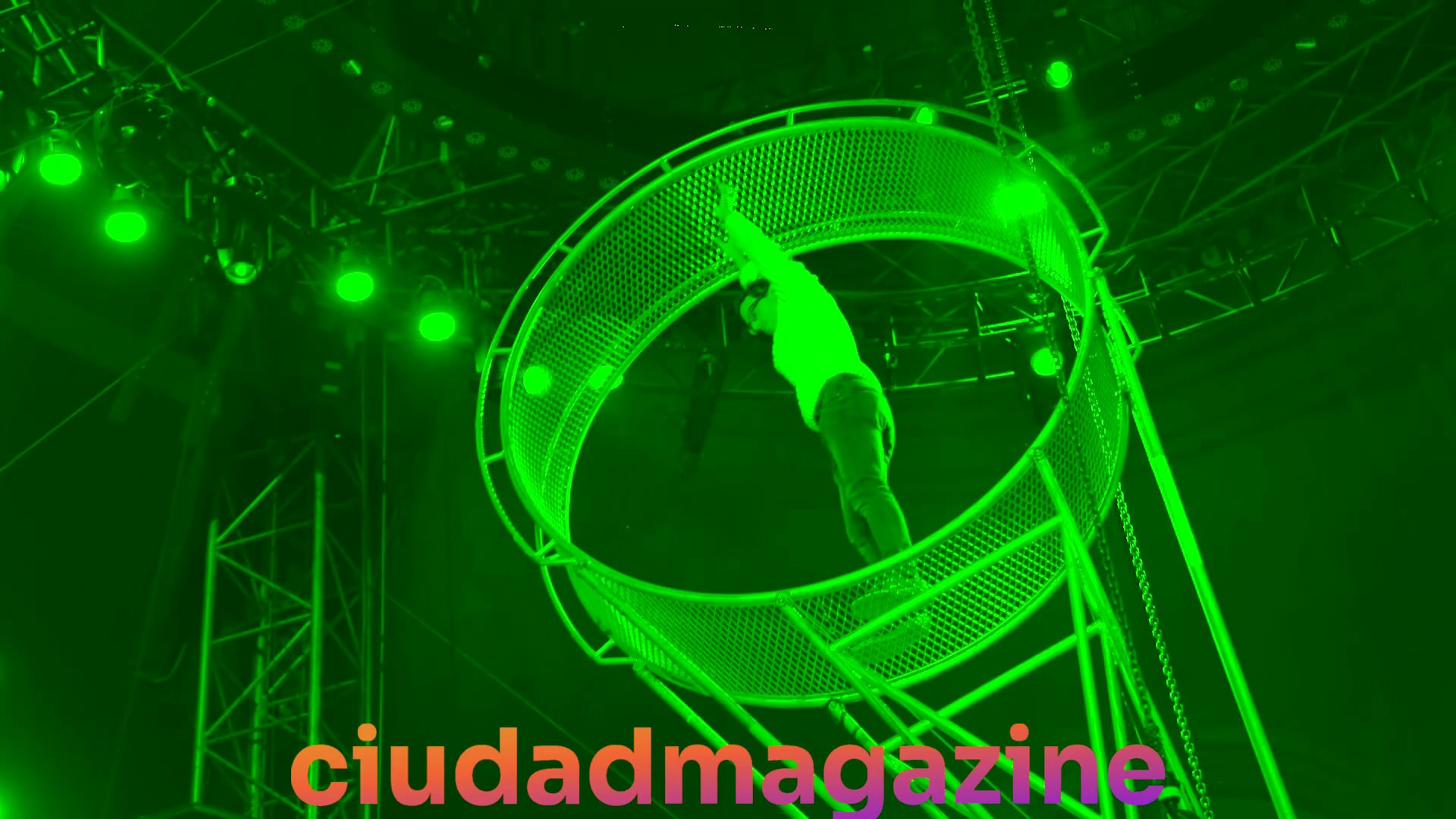 Así fue subirse al péndulo de el Circo del Ánima de Flavio Mendoza.