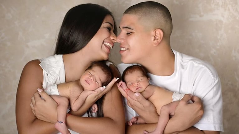 La emoción de Daniela Celis y Thiago Medina al ver a sus gemelas comiendo por primera vez