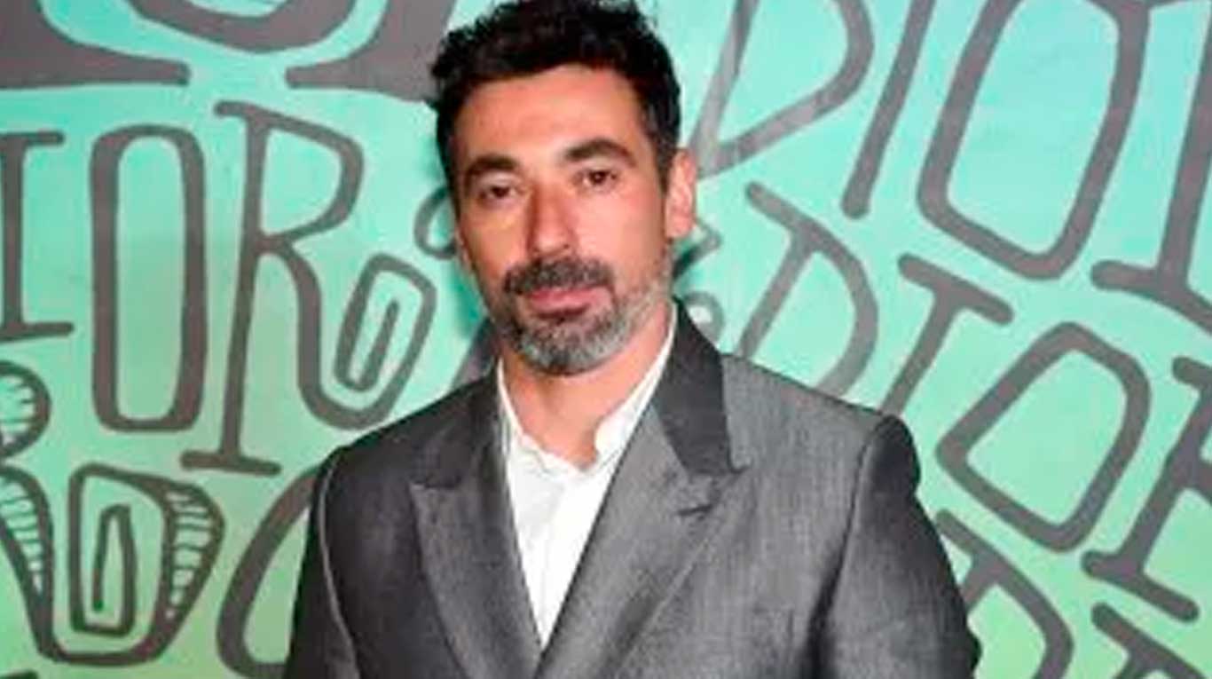 Así abordó Pocho Lavezzi el avión que lo trajo nuevamente a Argentina (Gentileza: Farándula Show)