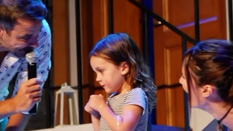 Filipa, la hija menor de Paula Chaves y Pedro Alfonso, cantó por primera vez en el teatro: el tierno video