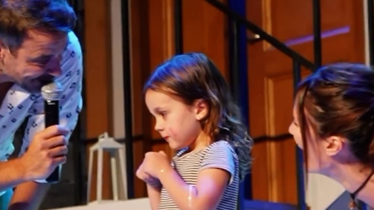 Filipa, la hija menor de Paula Chaves y Pedro Alfonso, cantó por primera vez en el teatro: el tierno video
