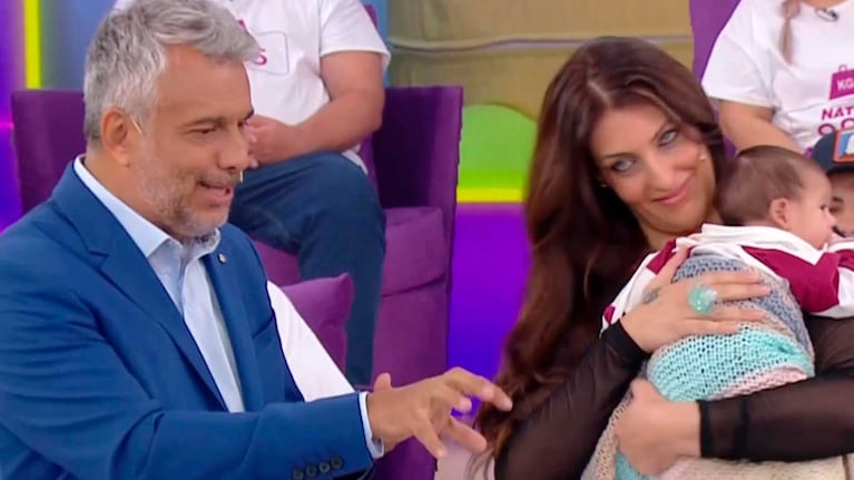 Mariana Petracca presentó a su hijo en Cuestión de peso y el bebé le dejó un “regalito” a Mario Massaccesi