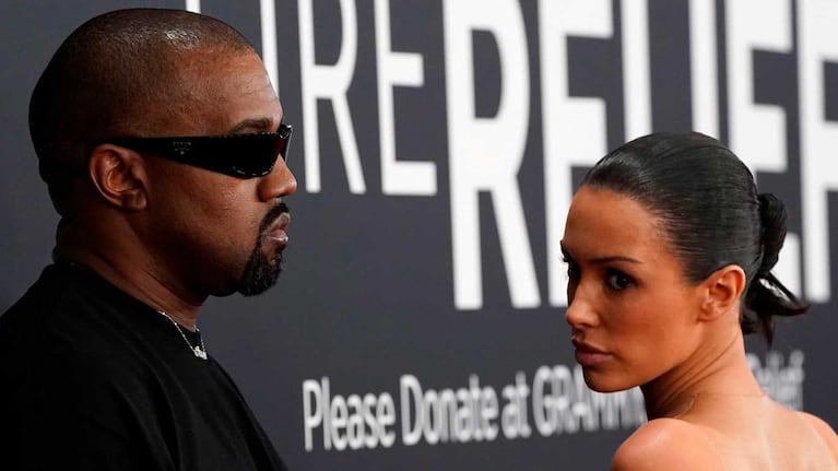 ¡Escándalo en los Grammy Awards! Kanye West llevó a su esposa desnuda y los echaron de la ceremonia