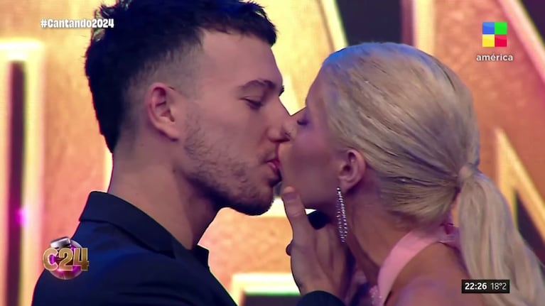 El tremendo beso de Camila Lattanzio y Martín Salwe tras declararle su amor en el Cantando
