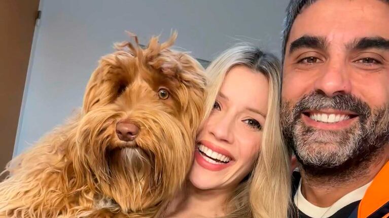 Qué hace la perra de Laurita Fernández mientras ella tiene sexo con Peluca Brusca