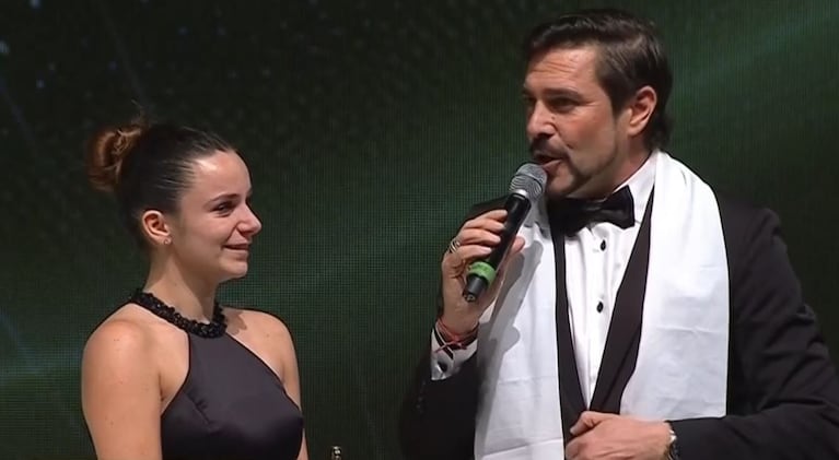Matías Alé le pidió casamiento a su novia de 22 años tras ganar un Martín Fierro Federal: el video