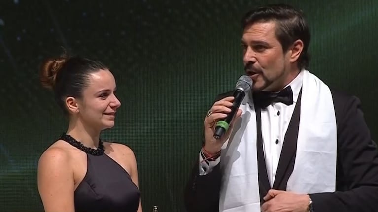 Matías Alé le pidió casamiento a su novia de 22 años tras ganar un Martín Fierro Federal: el video
