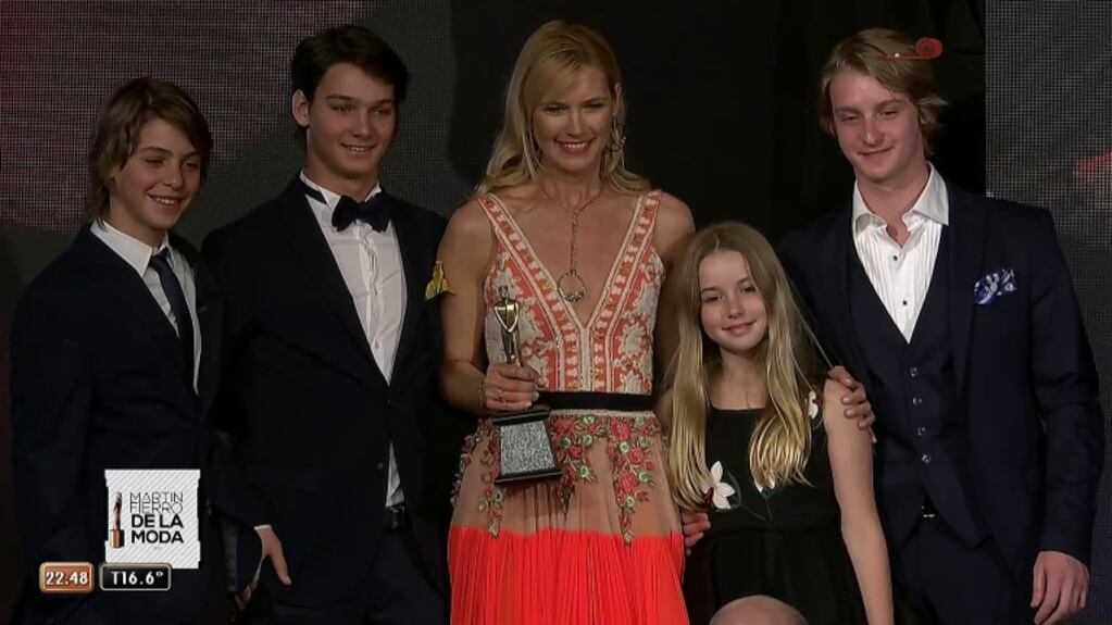 Valeria Mazza, emocionada junto a sus hijos, tras ser reconocida en los Martín Fierro de la Moda 2019