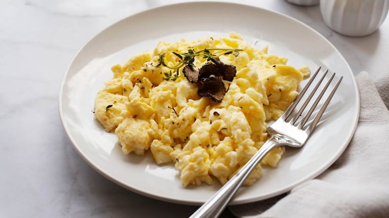 Huevos revueltos, un desayuno potente y saludable. Foto: Freepik