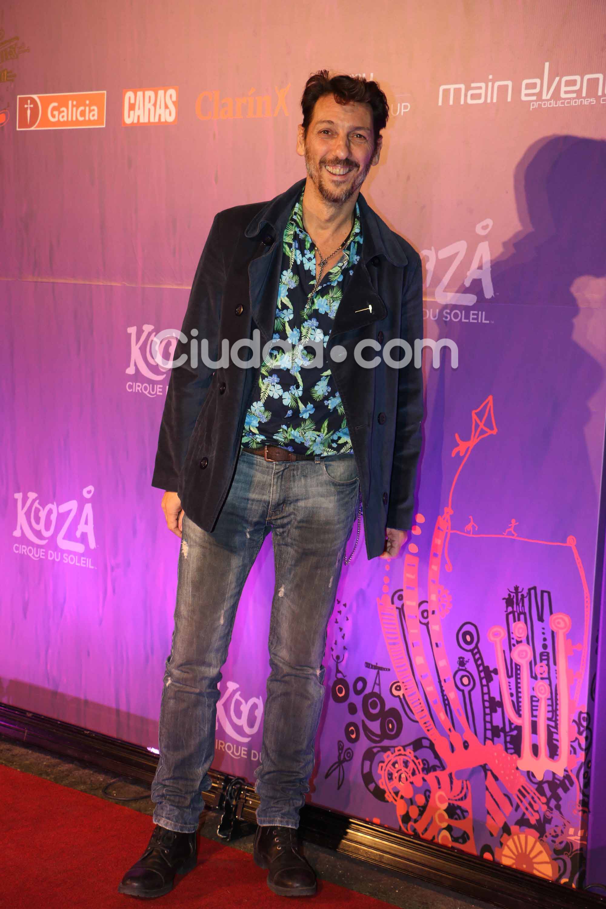Humberto Tortonese, muy canchero en la red carpet (Fotos: Movilpress).