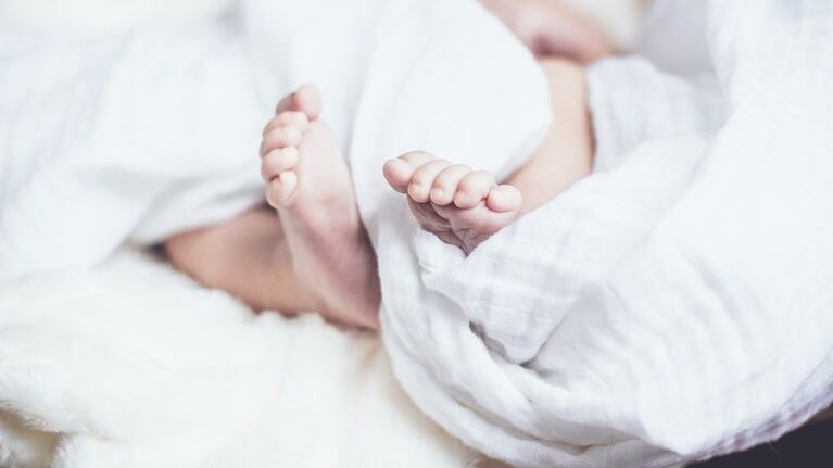“I love you” es lo que parece decir este bebé de dos meses y medio a su mamá. Foto: Pixabay.