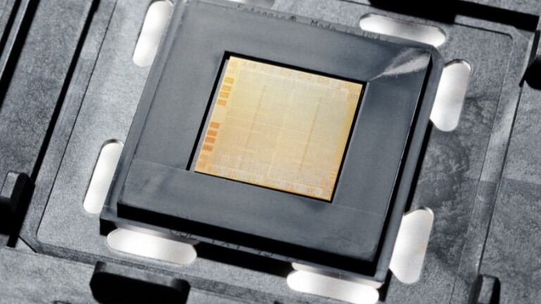 IBM presenta su procesador Telum con inteligencia artificial acelerada integrada en chip. Foto: DPA.