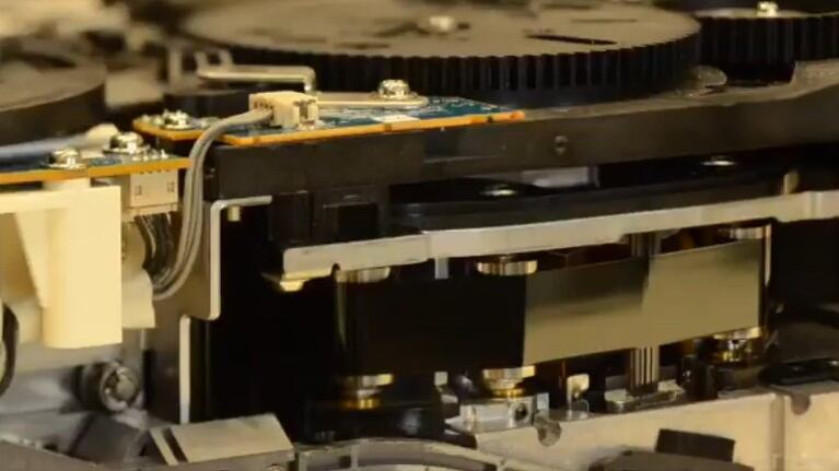 IBM y Fujifilm consiguen almacenar 580TB de datos en un cartucho de cinta magnética que cabe en la mano. Foto: DPA.
