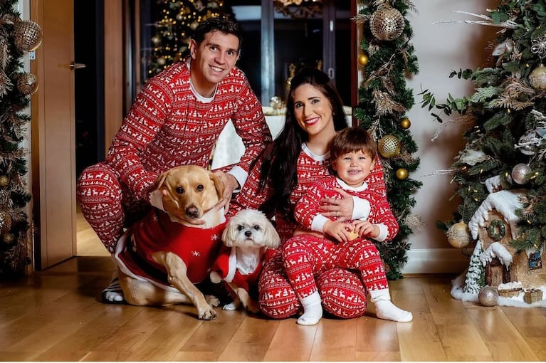 ibu Martínez con su familia, su esposa Mandinha y sus hijos