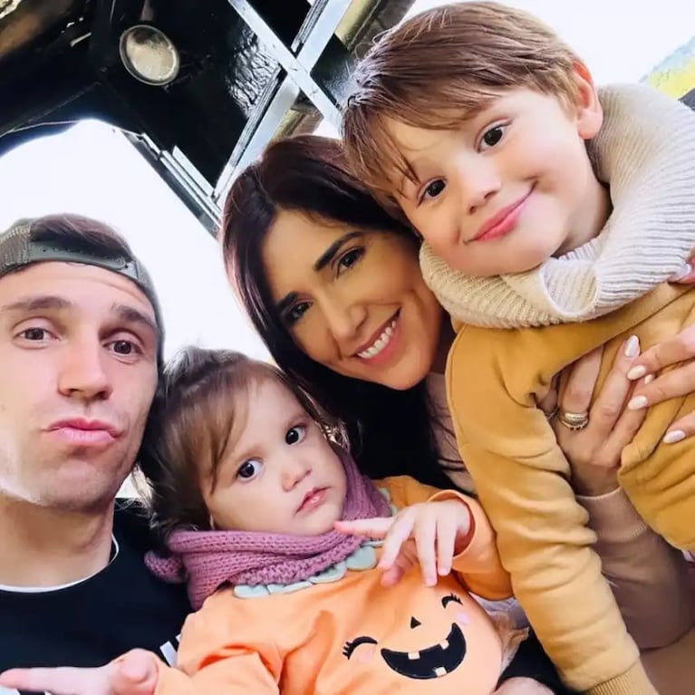 ibu Martínez con su familia, su esposa Mandinha y sus hijos