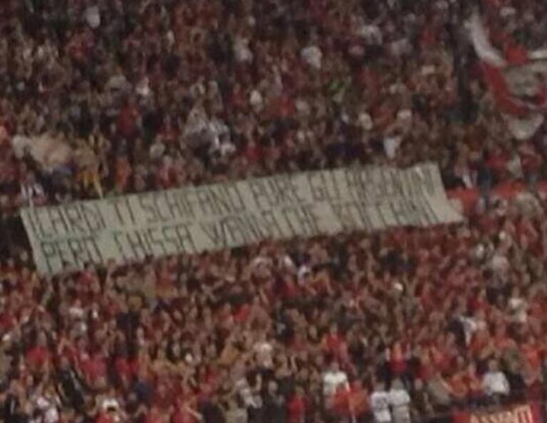 "Icardi, te tienen asco hasta los argentinos, pero tal vez como los pet... de Wanda", dice la bandera. (Foto: Twitter)