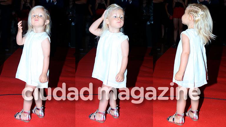¡Igualita a mamá! Matilda, la hija de Luciana Salazar, se robó todos los flashes en los Martín Fierro Digital. (Foto: Movilpress)