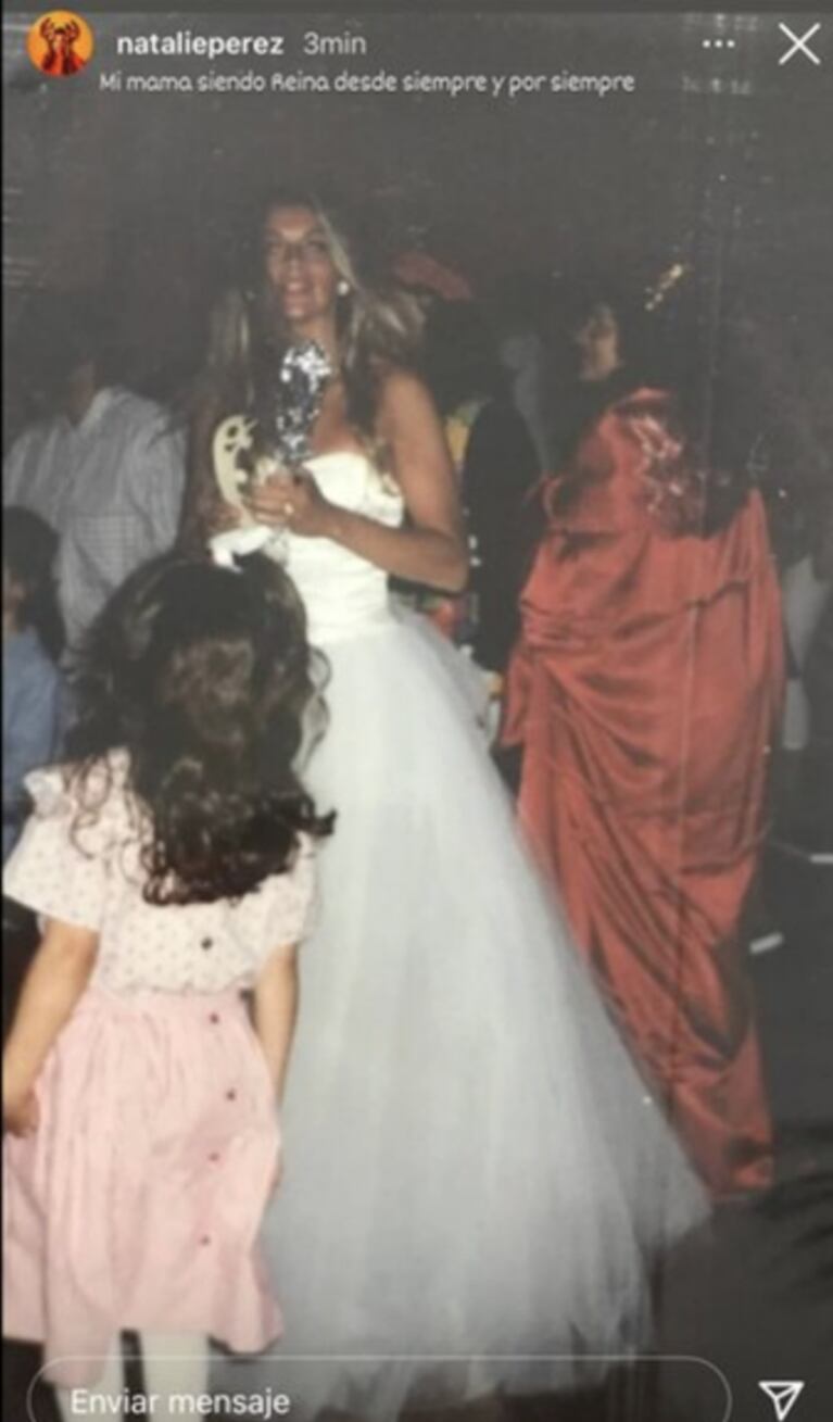 ¡Igualitas! Natalie Pérez sorprendió al publicar una foto retro de su mamá: "Siendo reina"
