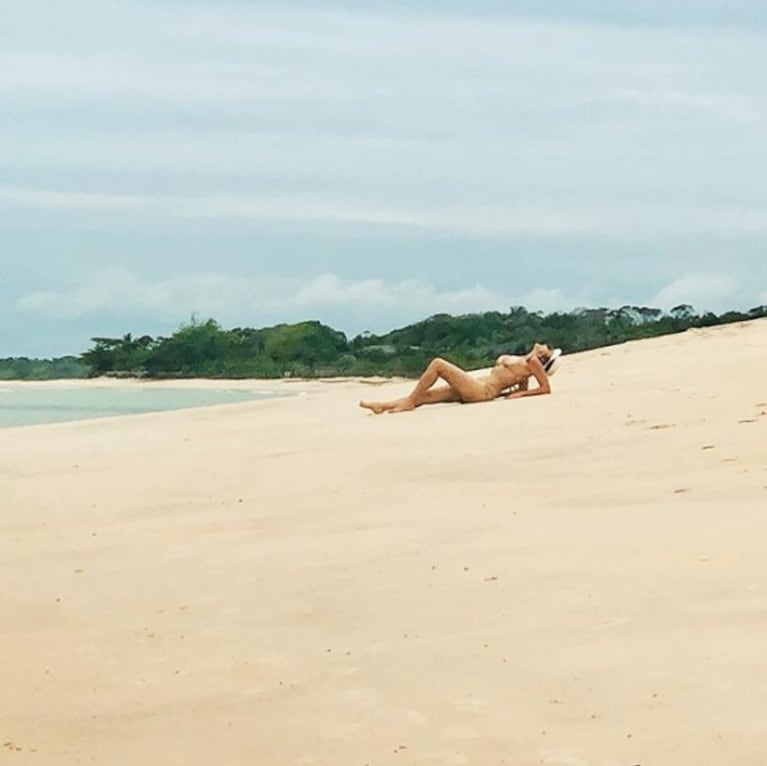 Iliana Calabró lució su lomazo en bikini a los 52 en playas brasileñas: "Los chicos crecen... ¡yo no!"