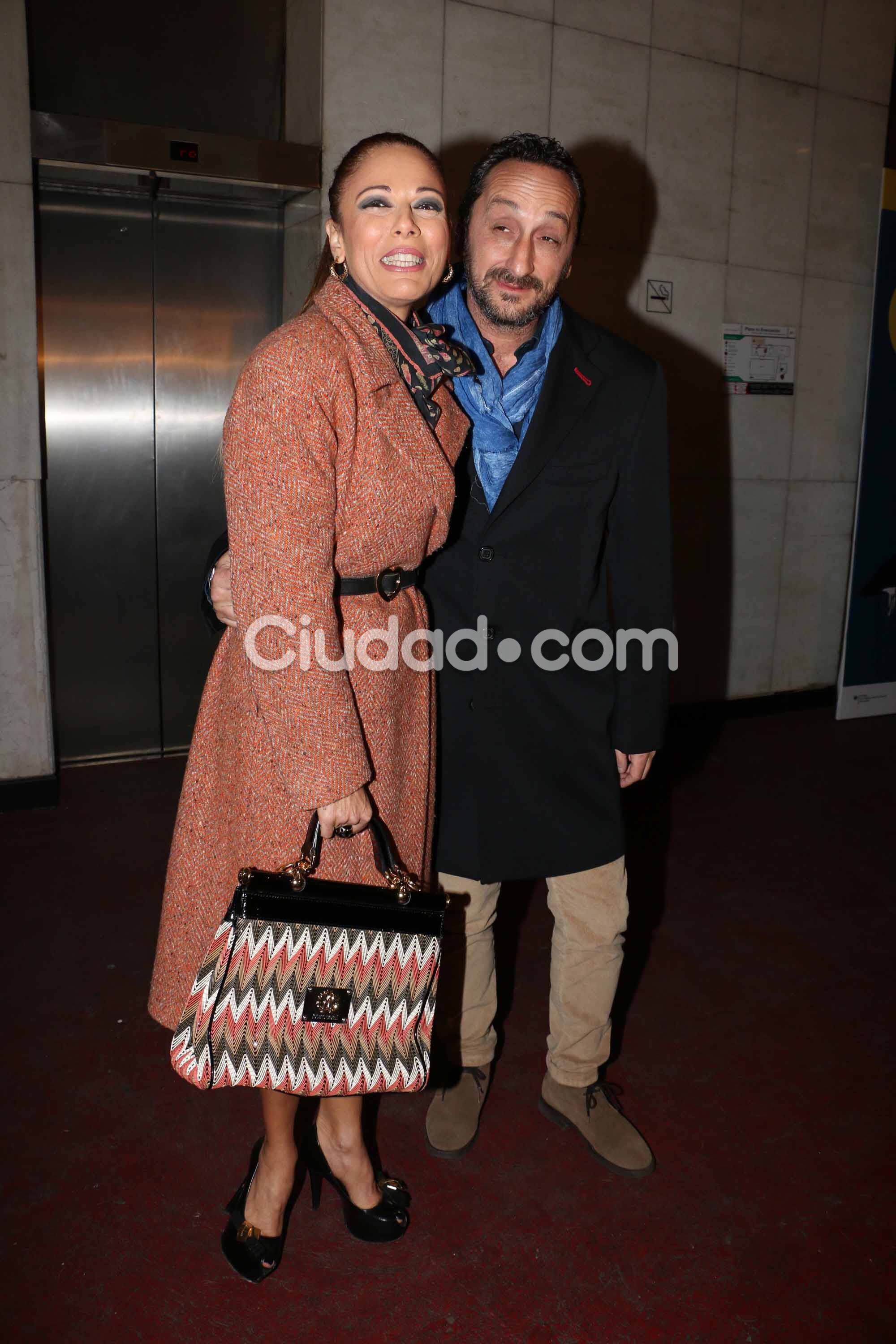 Iliana Calabró y Antonello Grandolfo fueron a ver a Juana Viale al teatro (Foto: Movilpress)