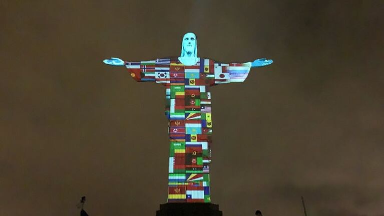 Ilumina el Cristo Redentor de Río de Janeiro con las banderas de todos los países con casos de coronavirus. Foto: AFP.