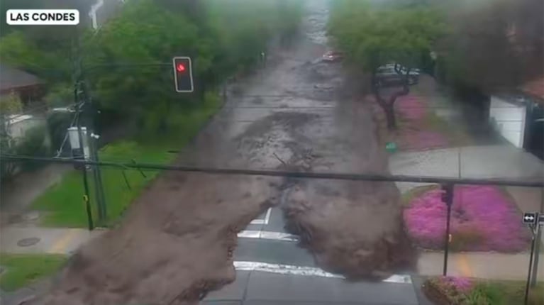 Impactante aluvión en Chile: calles cubiertas de barro, autos arrastrados y destrozos (captura de Visión País Chile)