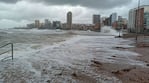 Impactante temporal en la Costa Atlántica: el mar avanzó varios metros y hay alerta naranja en Mar del Plata y Necochea (Foto creada con IA)