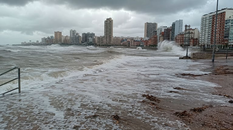 Impactante temporal en la Costa Atlántica: el mar avanzó varios metros y hay alerta naranja en Mar del Plata y Necochea (Foto creada con IA)