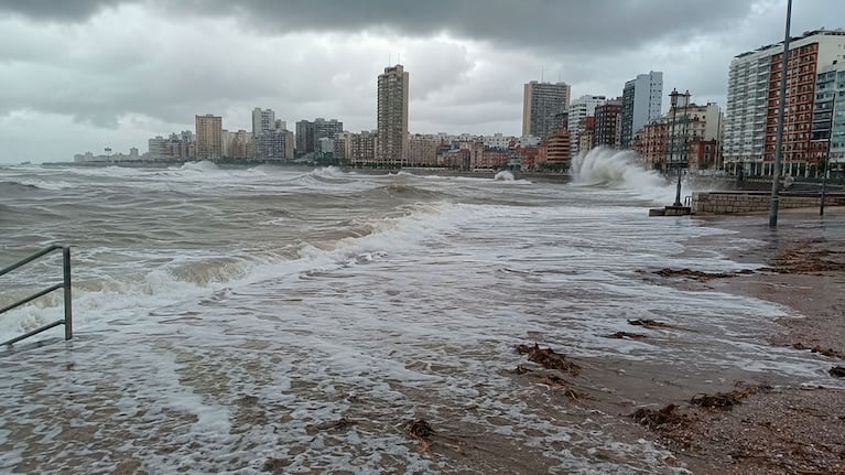 Impactante temporal en la Costa Atlántica: el mar avanzó varios metros y hay alerta naranja en Mar del Plata y Necochea (Foto creada con IA)