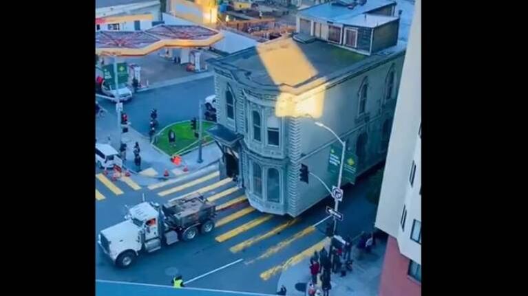 Impactante traslado de una casa victoriana por las calles de San Francisco