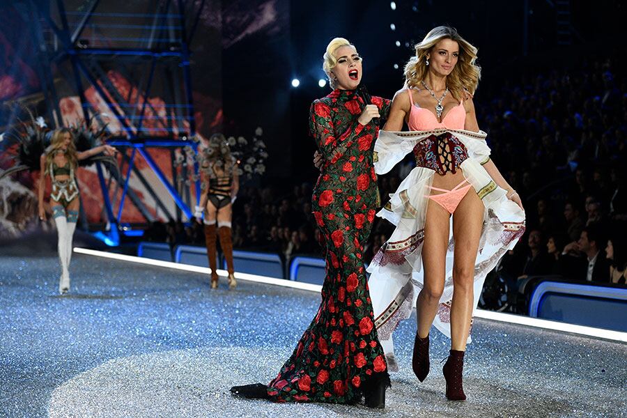 Imponente desfile en París de Victoria’s Secret. Foto: AFP.