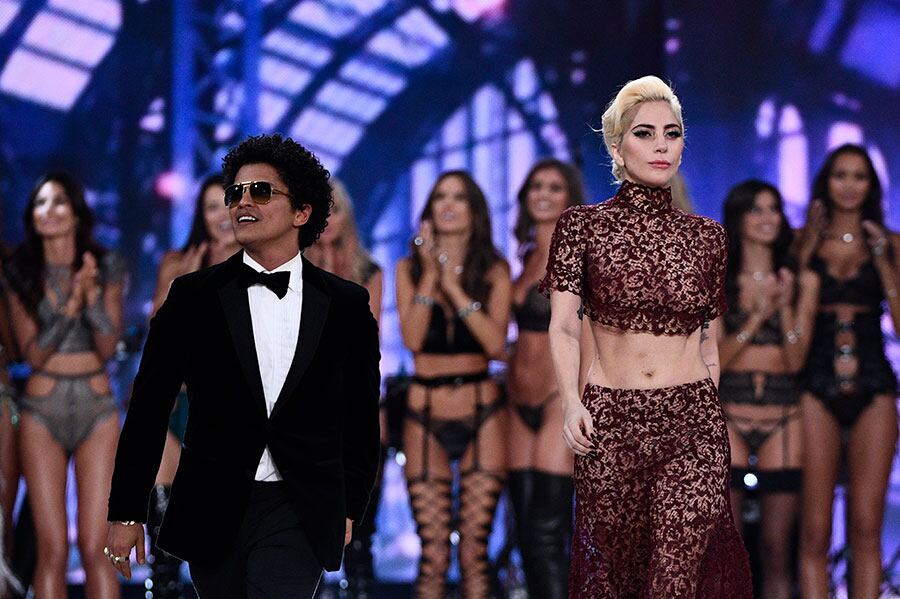 Imponente desfile en París de Victoria’s Secret. Foto: AFP.