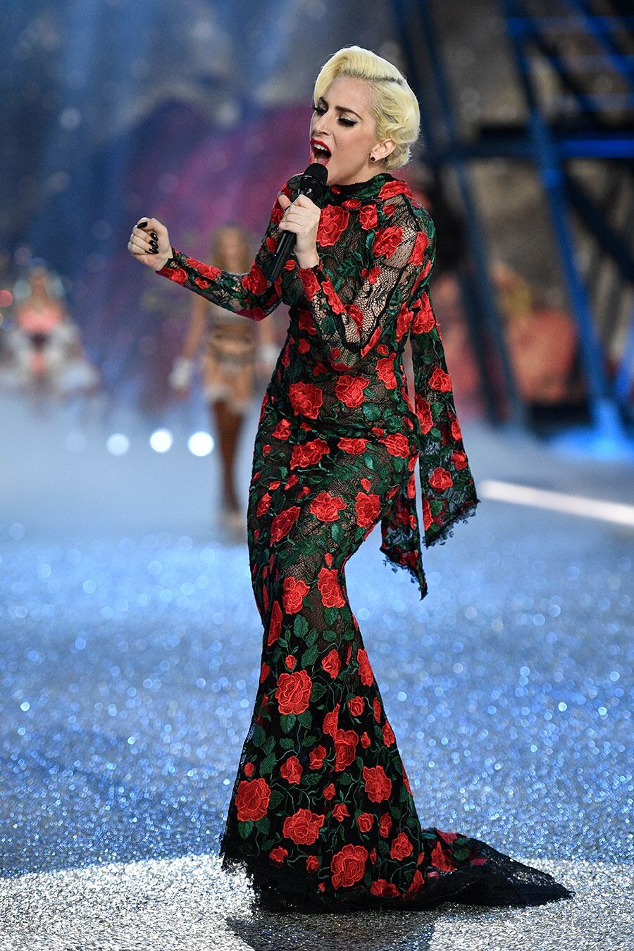 Imponente desfile en París de Victoria’s Secret. Foto: AFP.